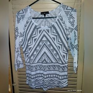Derek Heart quarter sleeve Aztec patterned size small Light Blue Grey 3/4 Sleeve